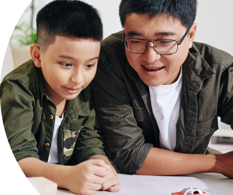Padre e hijo haciendo la tarea juntos