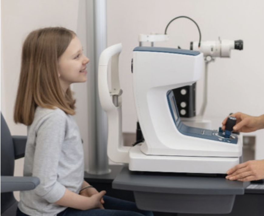 Niña realizándose un examen de la vista con un autorrefractómetro