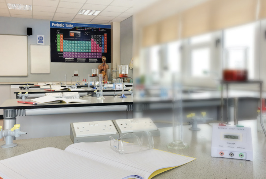 Aula de ciencias vacía con la tabla periódica al fondo